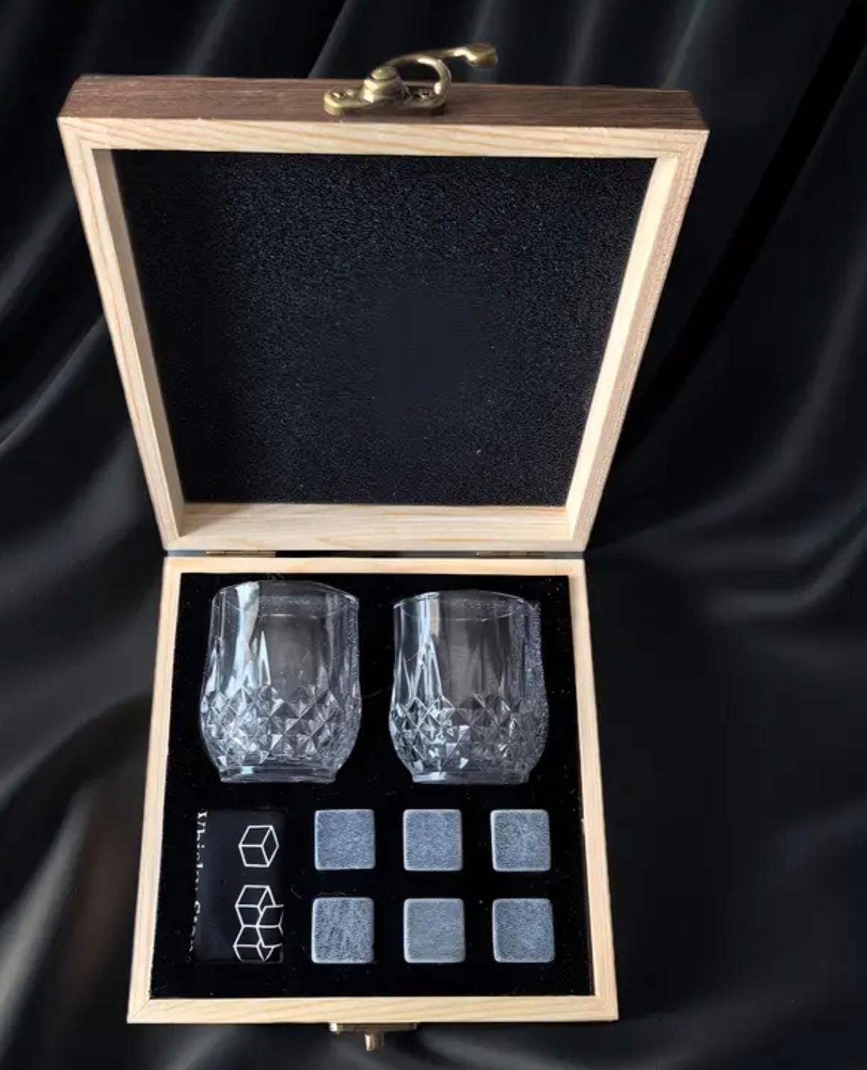 JUEGO DE VASOS DE WHISKY 🥃 CON PIEDRAS ENFRIADORAS ❄️ – ELEGANCIA 🎩 Y SABOR 😋 EN CADA COPA 🍷