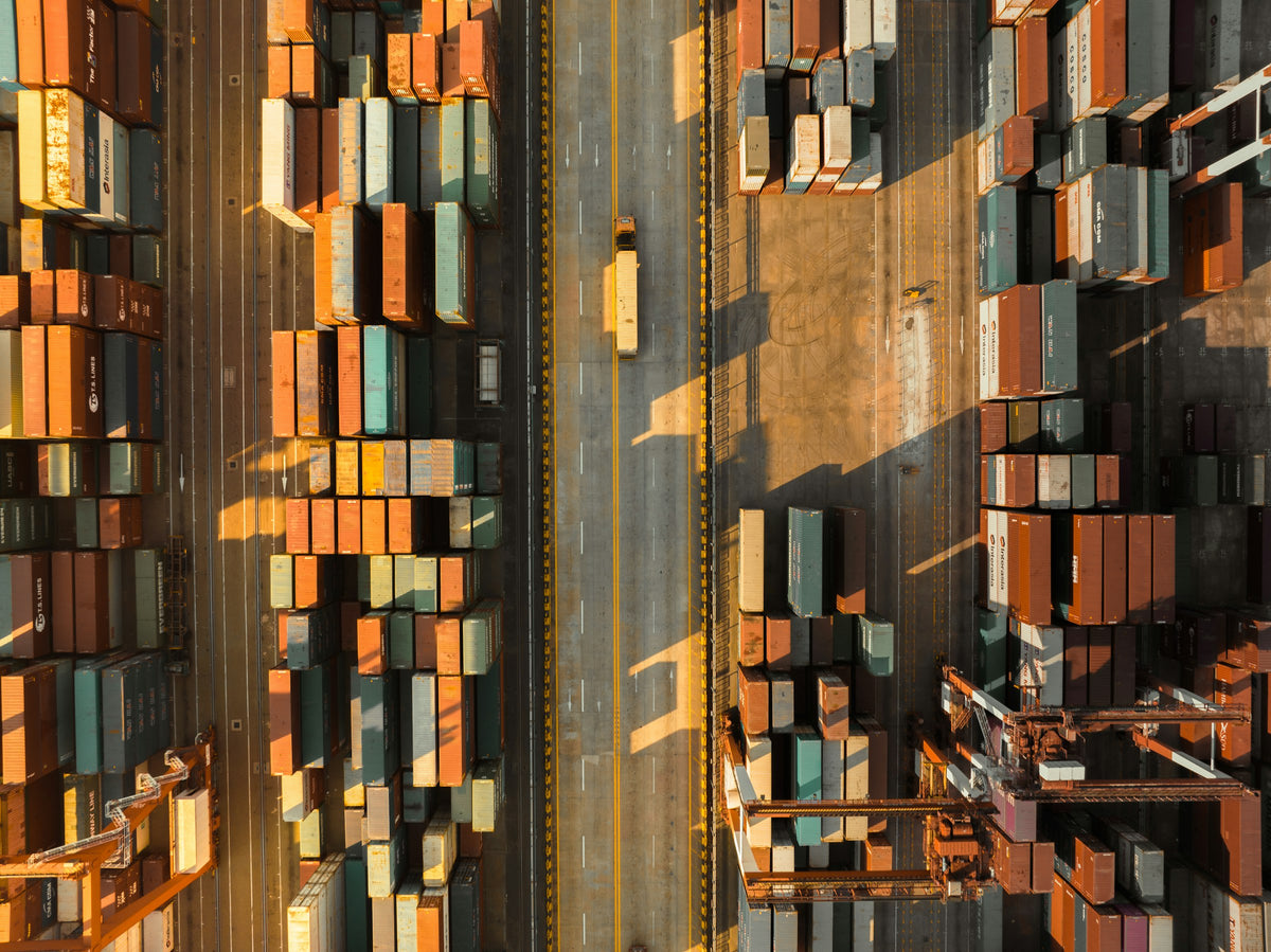 Contenedores de importación vistos desde el aire - gravifly-hero-importacion
